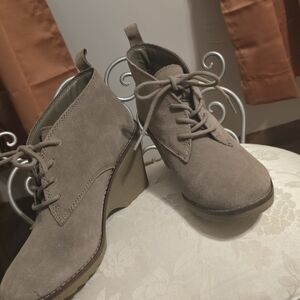 Kohl's Women's Lace-Up Boots in Taupe